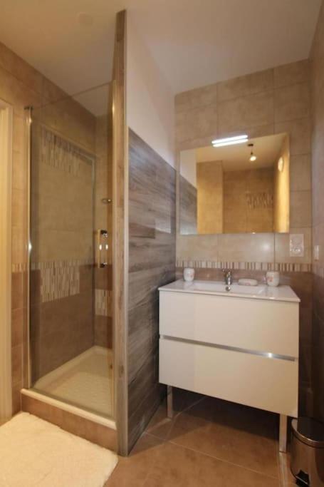 Petit Appartement Confortable Châteaubourg Екстериор снимка