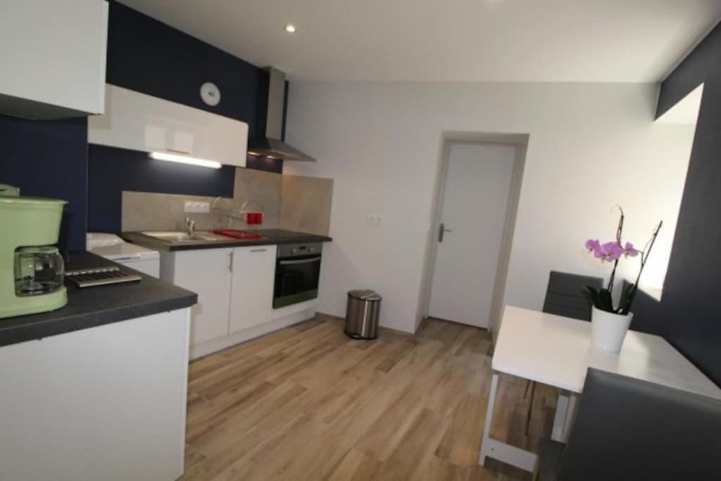 Petit Appartement Confortable Châteaubourg Екстериор снимка